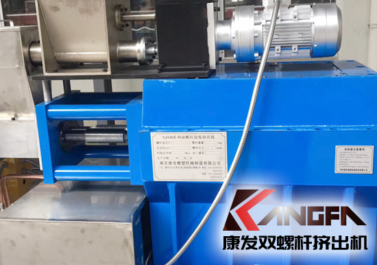 目前業(yè)內(nèi)雙螺桿擠出機(jī)是由截面相同但加工時(shí)錯(cuò)開一定角度的一組塊組成。
