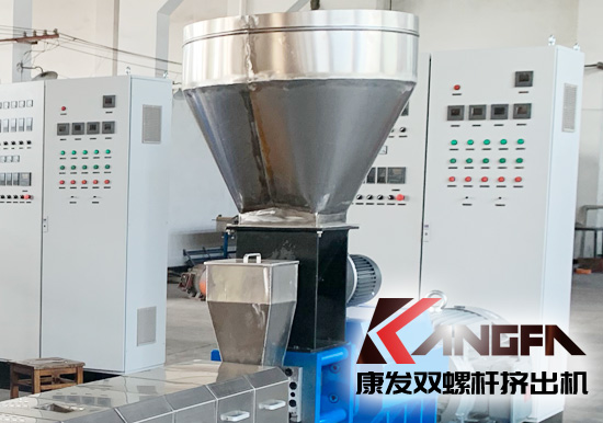 雙螺桿擠出機(jī)喂料系統(tǒng)定量加料、攪拌料斗料位控制特點(diǎn)。合理的方案設(shè)計(jì)，不僅滿足了系統(tǒng)的工藝要求，并且大大降低了工程制造及生產(chǎn)運(yùn)營(yíng)成本。
