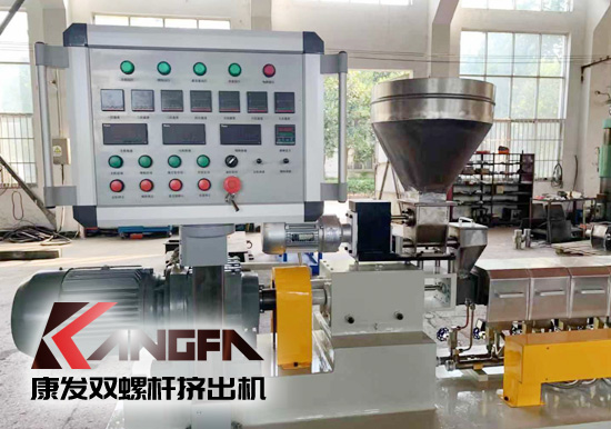 學校及實驗室用康發(fā)20型雙螺桿擠出機。該機型適用于學校及企事業(yè)單位高分子聚合物合成，混煉，配方研發(fā)，擠出造粒，配合其他試驗儀器一起使用！康發(fā)20型雙螺桿擠出機好用、實用、價又實！暢銷高校及企業(yè)試驗室！