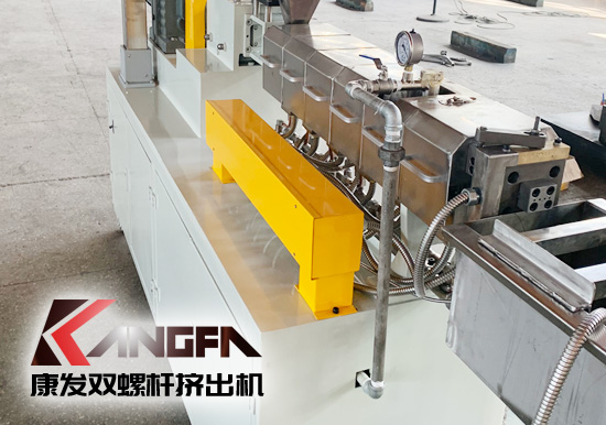 塑料廠實驗室研究專用康發(fā)20型雙螺桿擠出造粒機(jī)組設(shè)備,機(jī)筒內(nèi)徑 20mm/長徑比 28-48/主電機(jī)功率 5.5kw/螺桿轉(zhuǎn)速 100rpm/參考產(chǎn)量 5-20kg/h。
