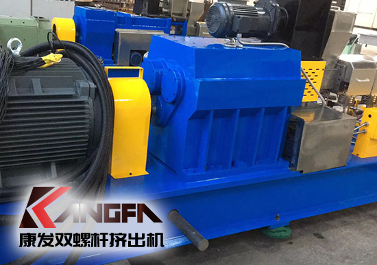 康發(fā)雙螺桿擠出機與客戶成功合作的好消息頻頻不斷!全廠員工按時保質保量地完成了生產(chǎn)!