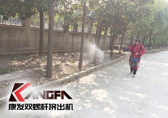 戰(zhàn)疫情、防風(fēng)險、保安全！康發(fā)雙螺桿擠出機復(fù)工在即，全廠實現(xiàn)全方位消毒！