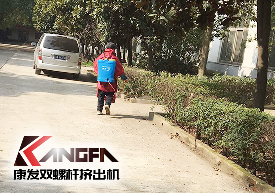 戰(zhàn)疫情、防風(fēng)險、保安全！康發(fā)雙螺桿擠出機復(fù)工在即，全廠實現(xiàn)全方位消毒！