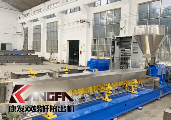 雙螺桿擠出機(jī)對于護(hù)套擠出來講，護(hù)套擠出主要作用在于烘干纜芯，防止由于潮氣（或繞包墊層的濕氣）的作用，造成護(hù)套中出現(xiàn)氣孔的可能。