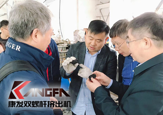 康發(fā)雙螺桿擠出機(jī):研發(fā)新產(chǎn)品 環(huán)抱新業(yè)態(tài)——康發(fā)攜手中石化首席工程師新品研發(fā)中