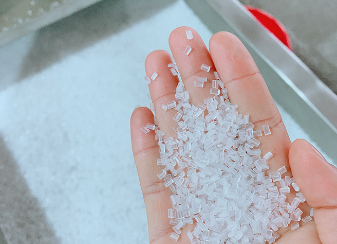 料子表面光滑，顆粒大小均勻。