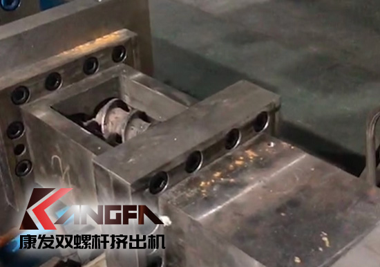 提升機筒耐磨及耐腐蝕性!康發(fā)雙螺桿擠出機設(shè)備舊機筒更換視頻