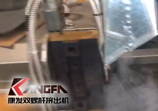 延長設(shè)備使用壽命，提升客戶滿意度！康發(fā)加強(qiáng)對雙螺桿造粒機(jī)的維護(hù)包養(yǎng)工作