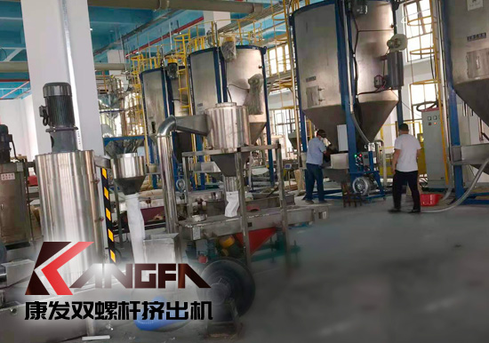 全過程自動(dòng)化雙螺桿擠出機(jī)生產(chǎn)線！機(jī)械手可以大幅減少工人、提升效率、拉低成本、提高產(chǎn)品品質(zhì)、提升工廠形象、安全性優(yōu)。