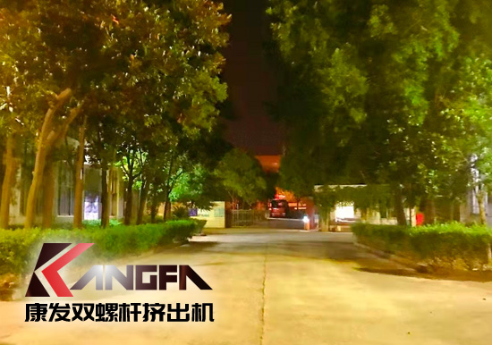總裝車間：眾志成城齊奮戰(zhàn) 全力以赴保發(fā)貨 確保雙螺桿擠出機設備按期交付至顧客手中。