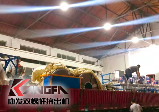 總裝車間：眾志成城齊奮戰(zhàn) 全力以赴保發(fā)貨 確保雙螺桿擠出機設備按期交付至顧客手中。