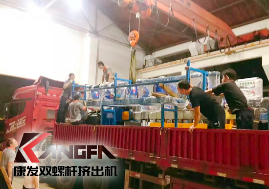 總裝車間：眾志成城齊奮戰(zhàn) 全力以赴保發(fā)貨 確保雙螺桿擠出機設備按期交付至顧客手中。