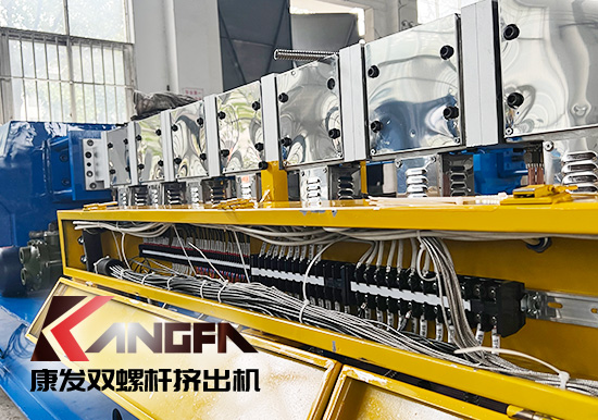 臨近年底，雙螺桿擠出機(jī)發(fā)貨忙,全力以赴為市場(chǎng)！