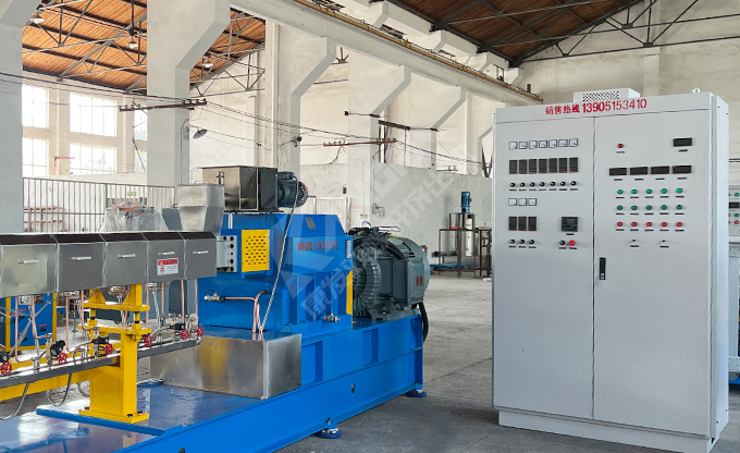 雙螺桿源頭生產(chǎn)廠家  多年專注雙螺桿擠出機、水下切粒系統(tǒng)、連續(xù)密煉擠出機生產(chǎn)制作