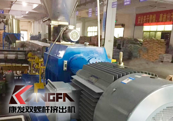 康發(fā)橡塑雙階式擠出機組設備調(diào)試