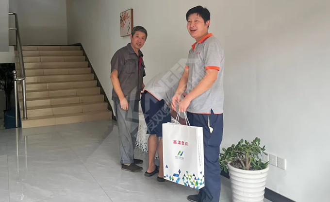 南京江北新區(qū)總工會(huì)深入康發(fā)雙螺桿擠出機(jī)一線開(kāi)展“來(lái)高溫慰問(wèn)”慰問(wèn)活動(dòng)!