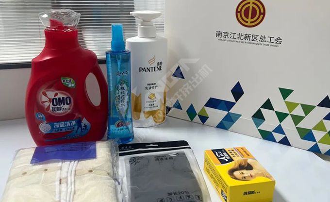 南京江北新區(qū)總工會(huì)深入康發(fā)雙螺桿擠出機(jī)一線開(kāi)展“來(lái)高溫慰問(wèn)”慰問(wèn)活動(dòng)!
