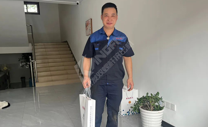 南京江北新區(qū)總工會(huì)深入康發(fā)雙螺桿擠出機(jī)一線開(kāi)展“來(lái)高溫慰問(wèn)”慰問(wèn)活動(dòng)!
