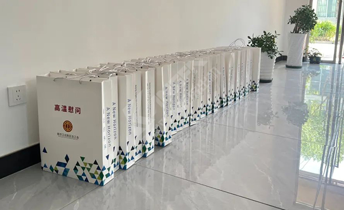 南京江北新區(qū)總工會(huì)深入康發(fā)雙螺桿擠出機(jī)一線開(kāi)展“來(lái)高溫慰問(wèn)”慰問(wèn)活動(dòng)!