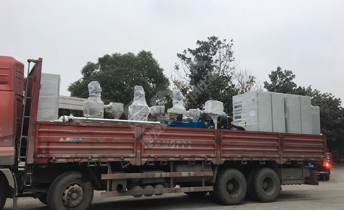 新年伊始,康發(fā)雙螺桿擠出機(jī)成功裝車發(fā)貨,助力客戶生產(chǎn)效率再上新臺階