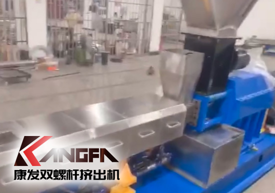 “中國(guó)制造”尋求挖掘更大的非洲需求！JSH-65型雙螺桿擠出機(jī)設(shè)備出口設(shè)備帶料試機(jī)，坐標(biāo)非洲！