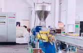 熔噴料雙螺桿擠出造粒機(jī)組設(shè)備視頻，日產(chǎn)量可達(dá)800萬(wàn)只口罩用原料，熔脂可達(dá)1400-1600