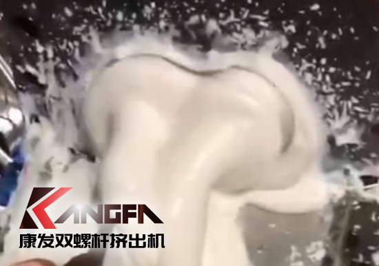 康發(fā)雙螺桿擠出設(shè)備以其過硬的產(chǎn)品技術(shù)、卓越的產(chǎn)品質(zhì)量贏得了越來越多的忠實用戶，并在競爭日趨激烈的市場獲得優(yōu)勢！