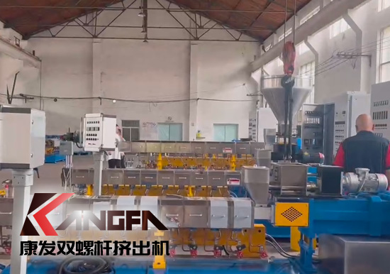 康發(fā)雙螺桿擠出機(jī)生產(chǎn)車間戰(zhàn)酷暑，保生產(chǎn)視頻剪輯。新的一月，新的一天，努力工作，努力生活！加油康發(fā)人！