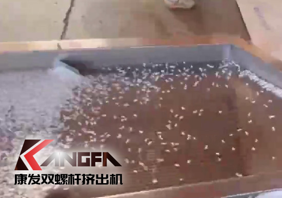 雙螺桿擠出機(jī)制造！追求品質(zhì)，精益求精！康發(fā)雙螺桿帶料試機(jī)