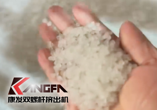 水下切粒雙螺桿擠出機(jī)機(jī)組安裝調(diào)試生產(chǎn)！深耕于雙螺桿擠出機(jī)行業(yè)！相信我們！您會(huì)獲取更大的利益?。?！
